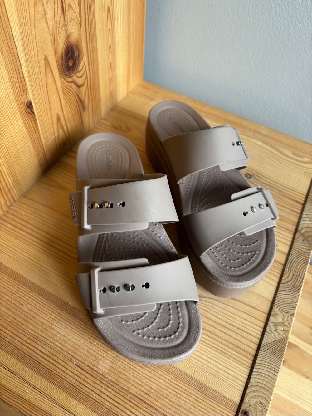 CROCS Women’s Taupe Platform Slide Clogs - Picture 2 of 3